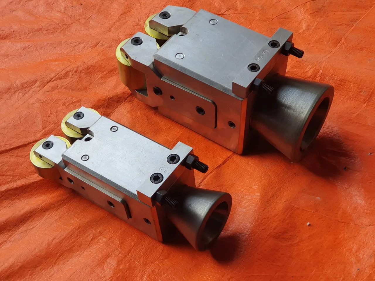 Pair of roller entry guides with conical entry bells