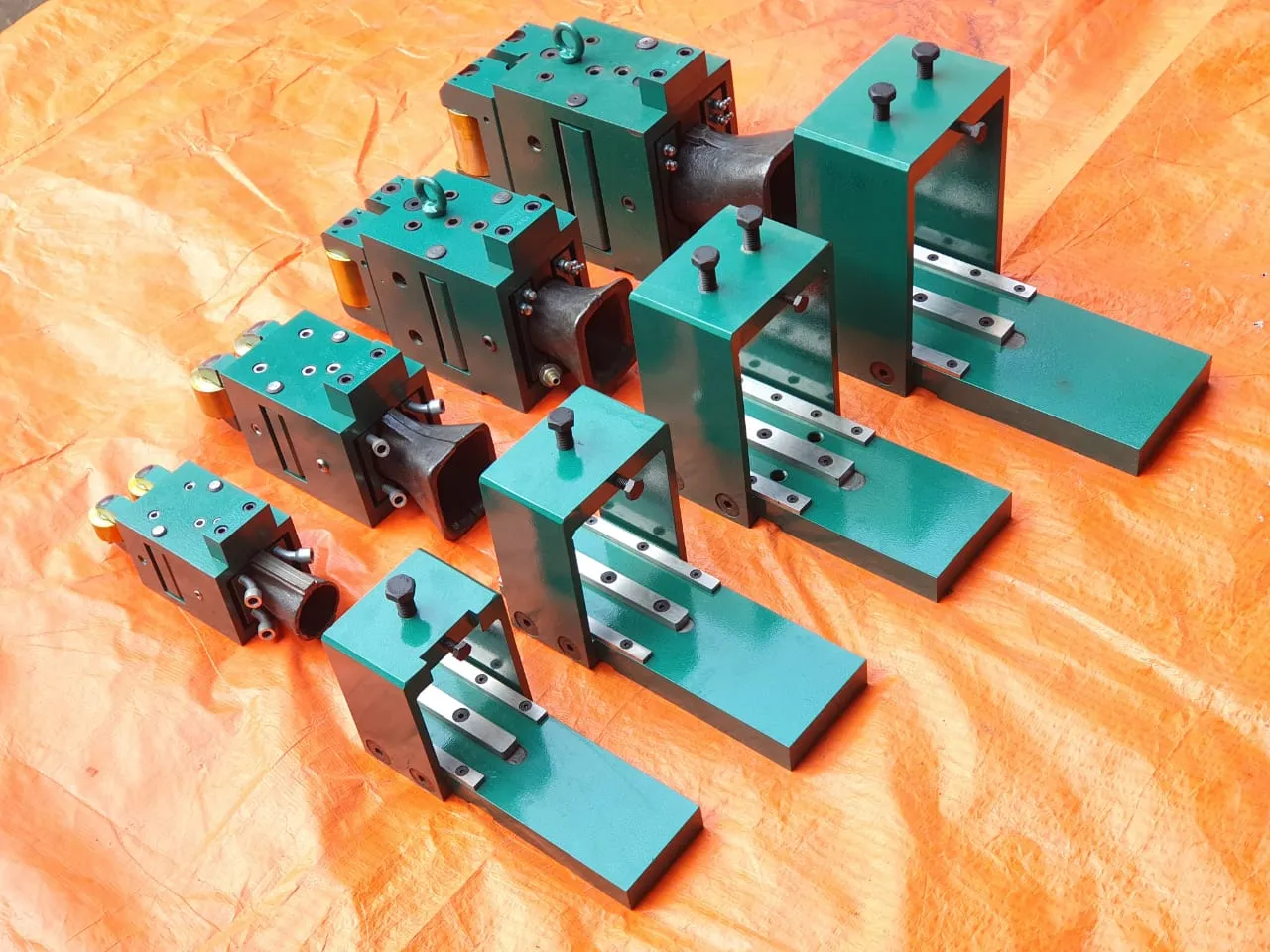 Roller entry guides and channel guide bodies in graduated sizes