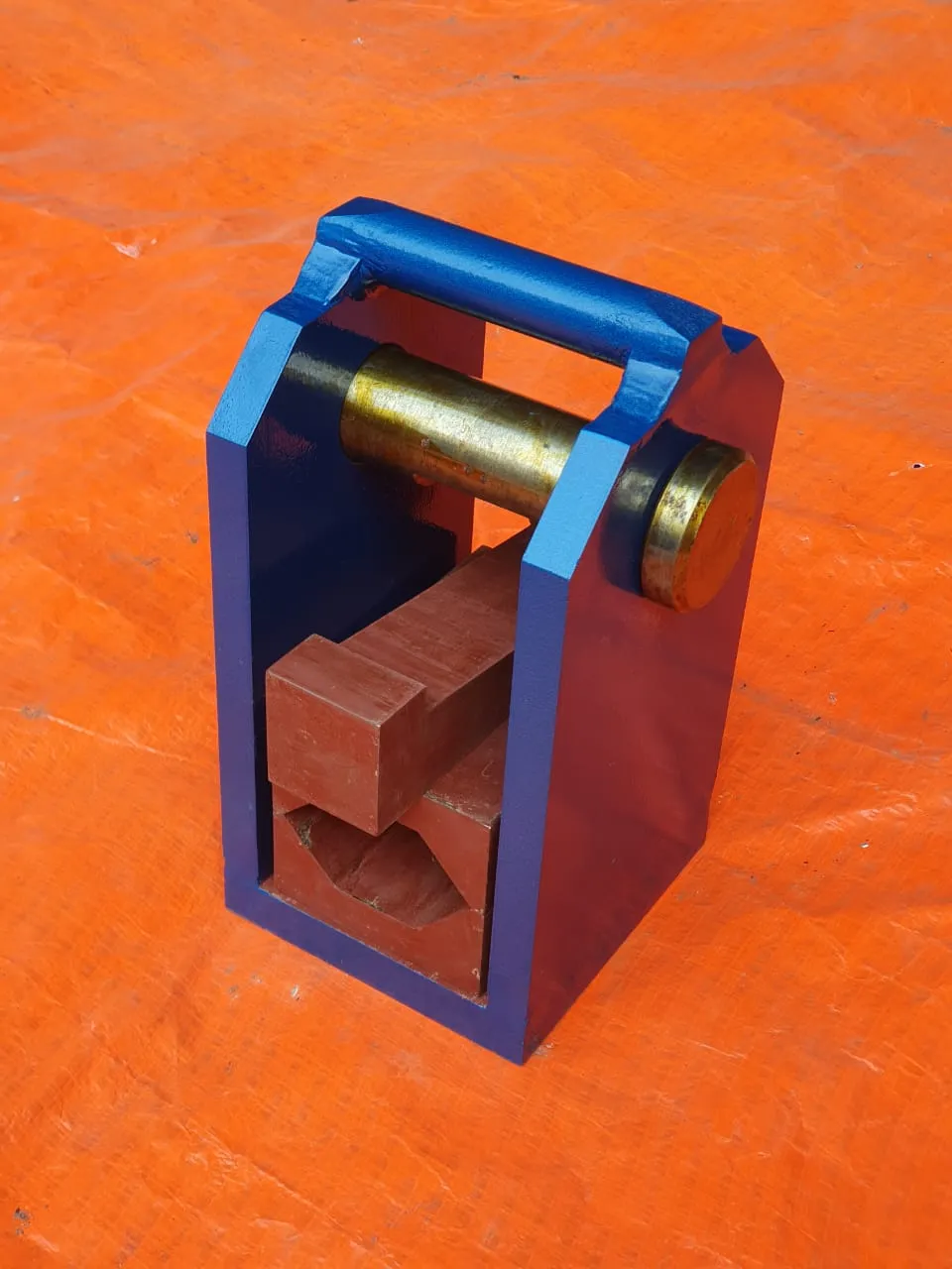 Block guide housing with adjustable roller in the window