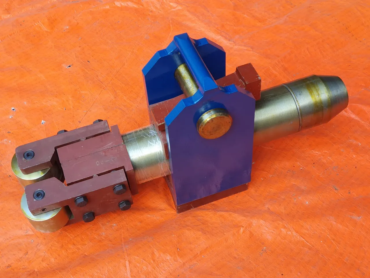 Roller guide unit fitted through its guide holder