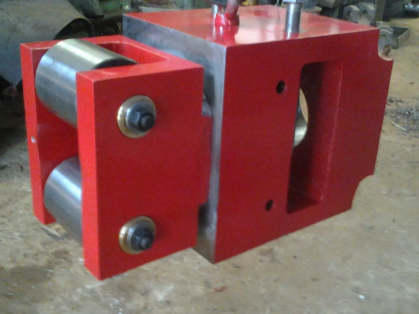 Twin-roller block guide housing with hardened rollers fitted