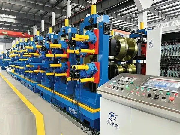 Rolling mill line of the type a cooling bed receives finished bar from
